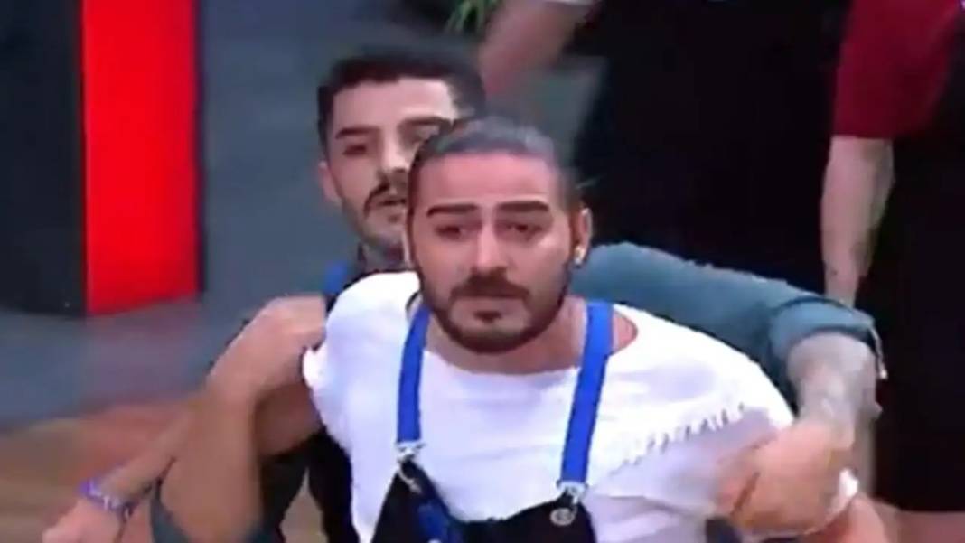 MasterChef'te Şok Anlar Mehmet Şef'e Yürüyen Çağatay'a Ne Oldu 3